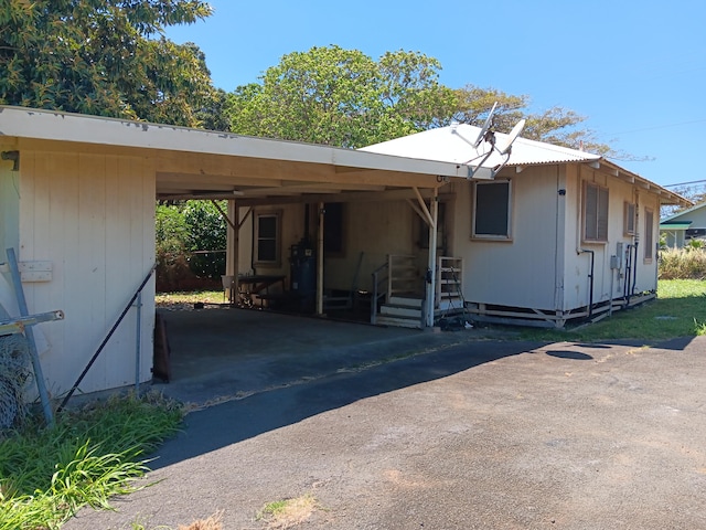 view of front of property featuring driveway and a carport
