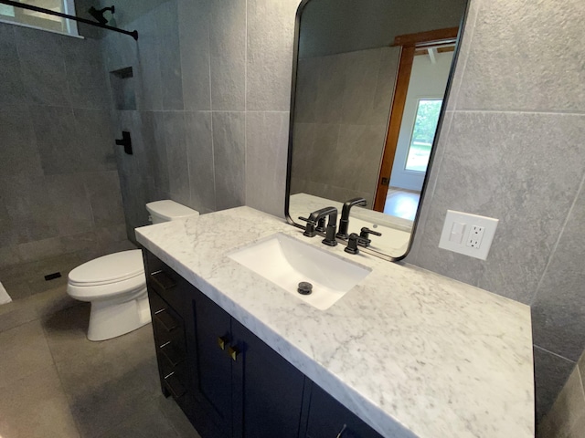 4631 Kahiliholo Rd, Kilauea, HI 96754 - full bathroom featuring a tile shower, toilet, and tile walls