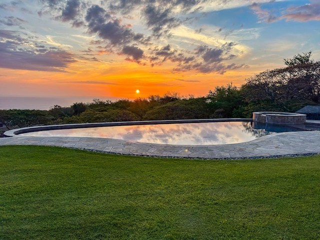 view of property's community featuring a lawn