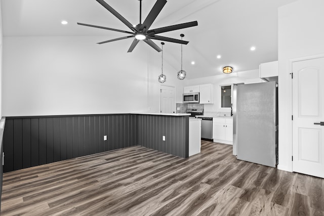 kitchen featuring appliances with stainless steel finishes, white cabinetry, a ceiling fan, a peninsula, and dark wood-type flooring