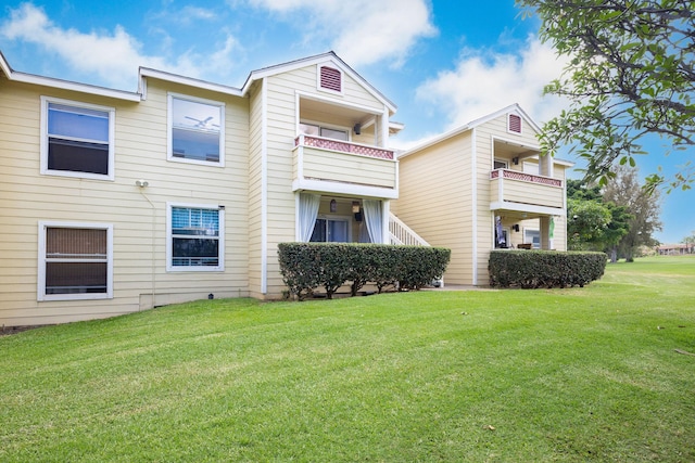 view of front of home featuring a front yard