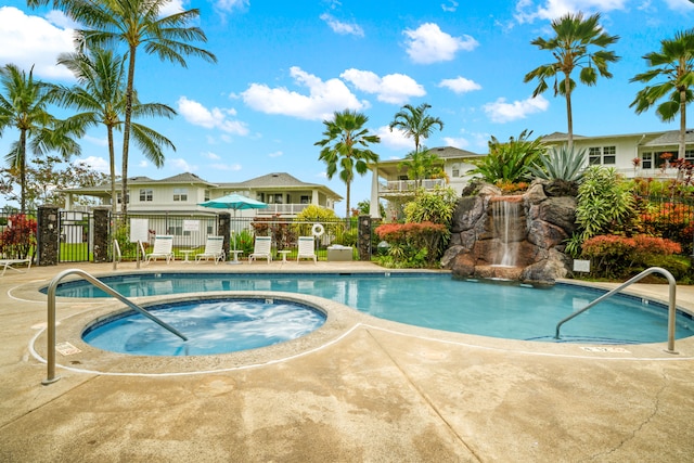 4771 Pepelani Lp Unit 411, Princeville, HI 96722 - pool with fence and a community hot tub