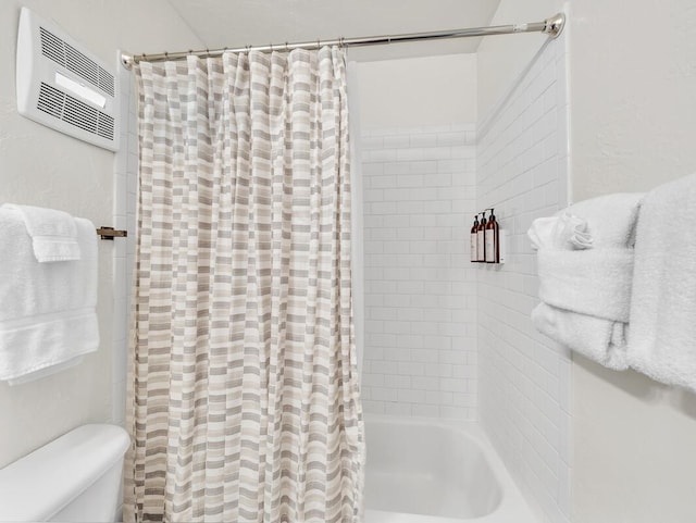 full bath with toilet, a wall unit AC, and shower / bath combo with shower curtain