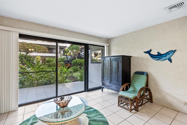 75-6082 Alii Dr Unit A103, Kailua-Kona, HI 96740 - sitting room with light tile patterned floors