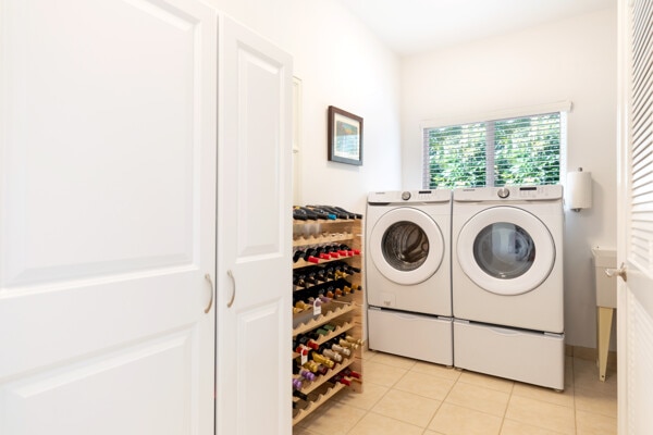 laundry room featuring laundry area, washing machine and dryer, and light tile patterned floors