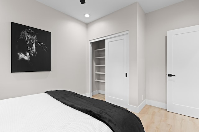 bedroom featuring light wood-type flooring, baseboards, recessed lighting, and ceiling fan