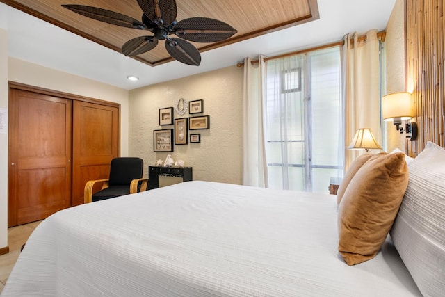 bedroom with ceiling fan, a textured wall, a closet, and recessed lighting