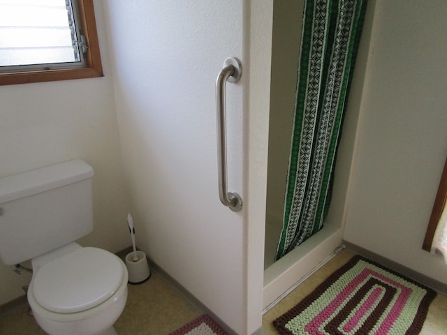 full bath featuring toilet and a shower with curtain