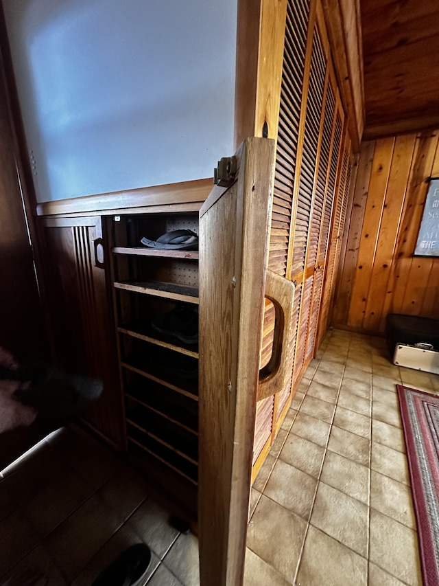 73-1228 Kaiminani Dr, Kailua-Kona, HI 96740 - detailed view of wood walls