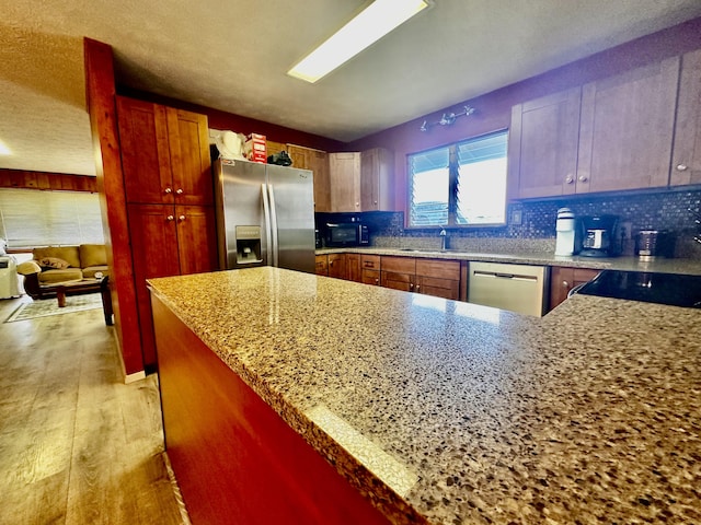 73-1228 Kaiminani Dr, Kailua-Kona, HI 96740 - kitchen with appliances with stainless steel finishes, a sink, decorative backsplash, light wood-style flooring, and a peninsula
