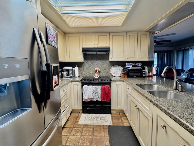 kitchen with stainless steel fridge, black range with electric stovetop, a sink, under cabinet range hood, and ceiling fan