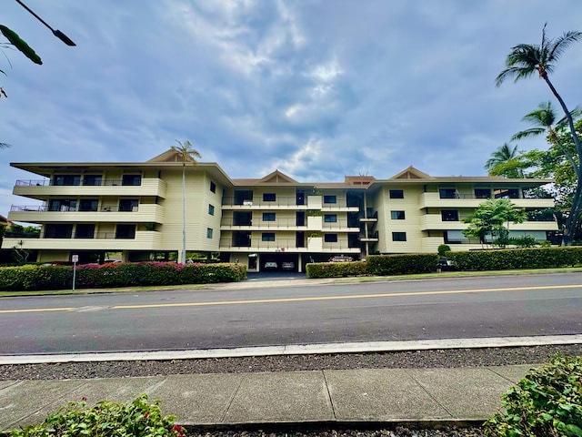view of apartment building / complex
