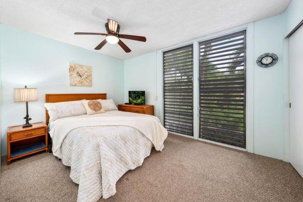 bedroom with carpet and a ceiling fan
