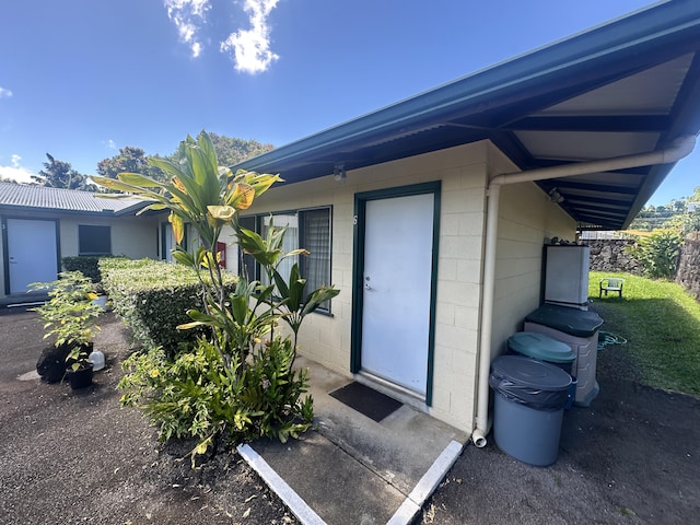 320 Iliahi St, Hilo, HI 96720 - entrance to property with concrete block siding