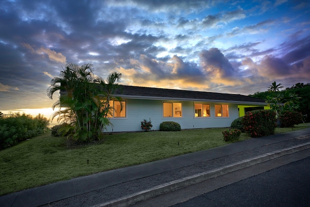 view of front facade featuring a lawn