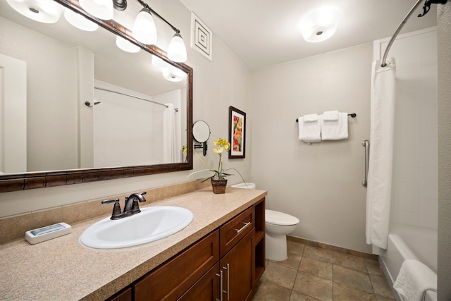 full bath featuring vanity, toilet, baseboards, and shower / bath combo with shower curtain