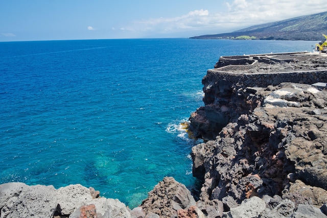 water view featuring a mountainous background