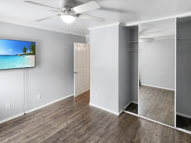 unfurnished bedroom featuring wood finished floors, baseboards, ornamental molding, a closet, and a ceiling fan