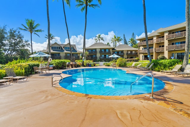 4460 Nehe Rd Unit 122, Lihue, HI 96766 - community pool featuring a patio area