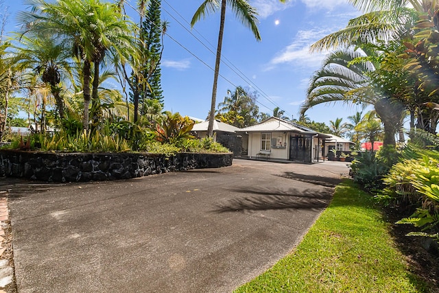 view of front facade featuring driveway