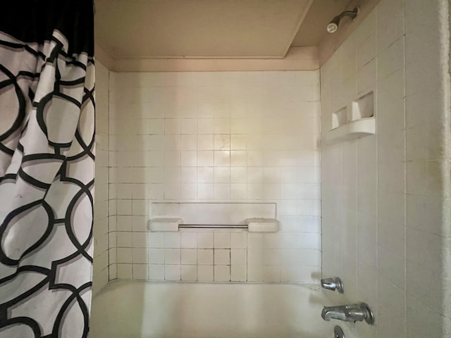 bathroom with shower / bath combo