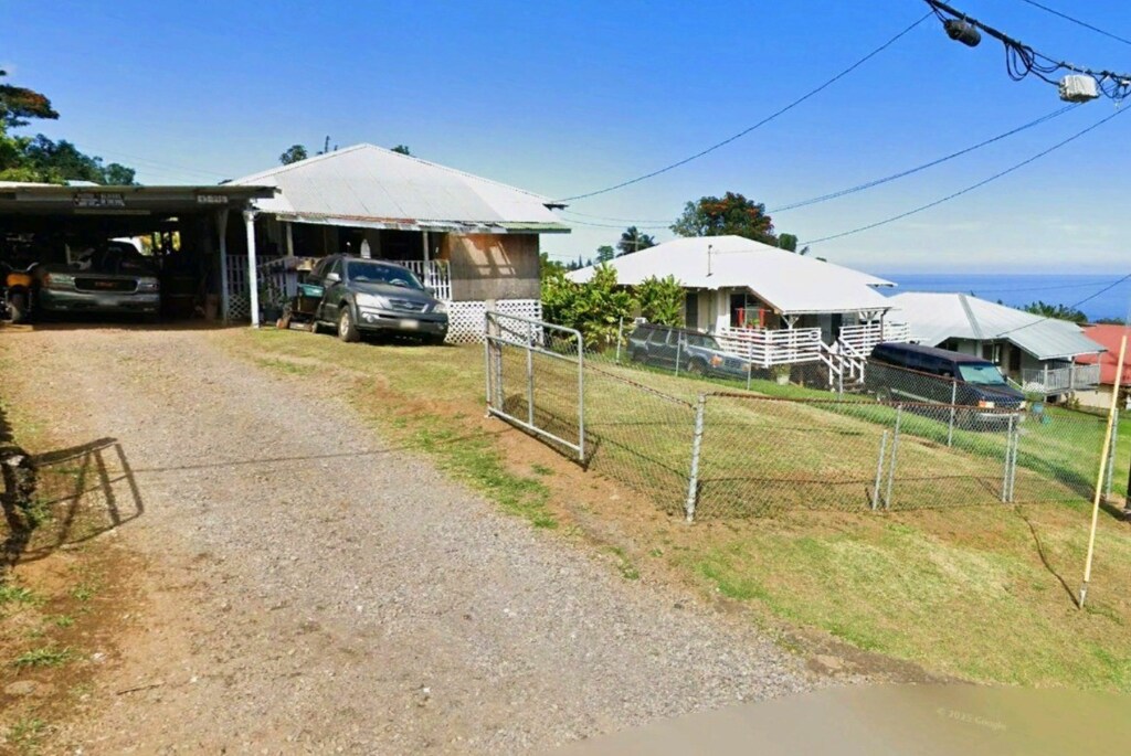 43-996 Paauilo Hui Rd, Paauilo, HI 96776 - view of front of house with driveway and fence