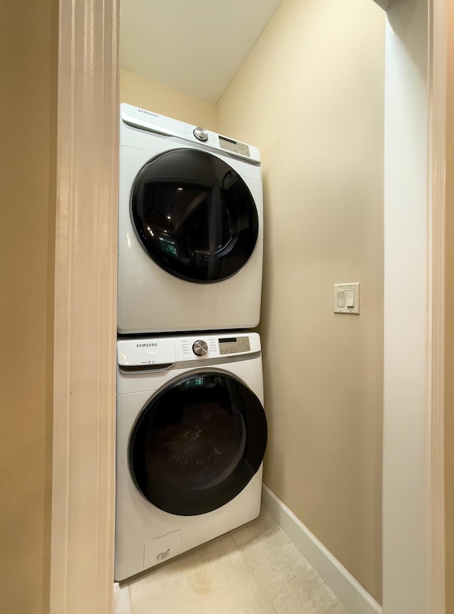 68-1122-N Kaniku Dr Unit 501591, Kamuela, HI 96743 - laundry area with estacked washer and dryer and baseboards