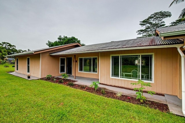 view of front facade with a front yard