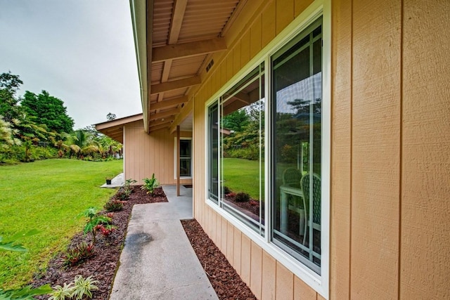 view of side of property featuring a lawn