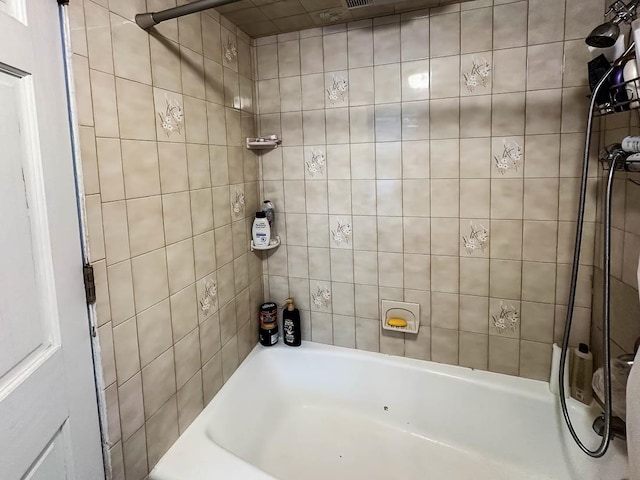 bathroom featuring tiled shower / bath