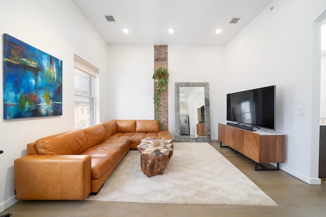 living room featuring recessed lighting, visible vents, baseboards, and light wood finished floors