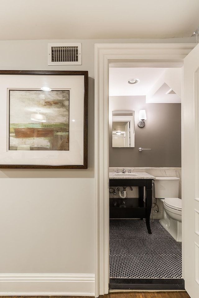 bathroom featuring sink and toilet