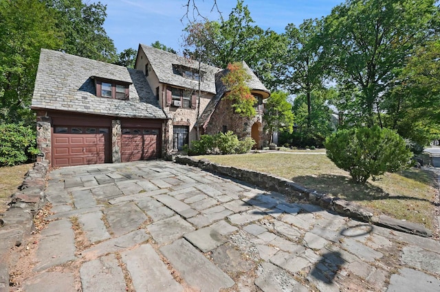 view of front facade featuring a garage