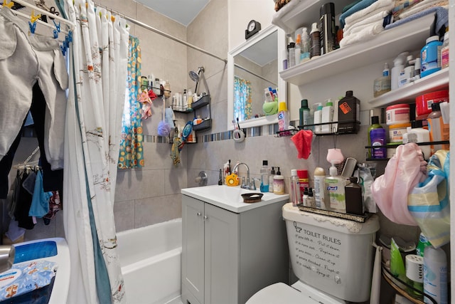 full bathroom featuring shower / tub combo with curtain, vanity, and toilet