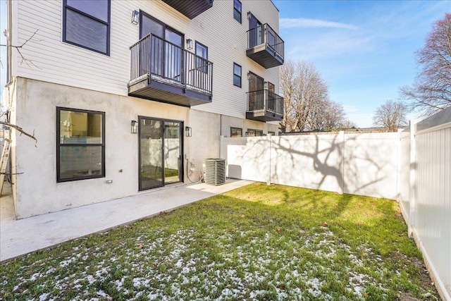 view of yard featuring a patio area, central AC unit, and fence private yard