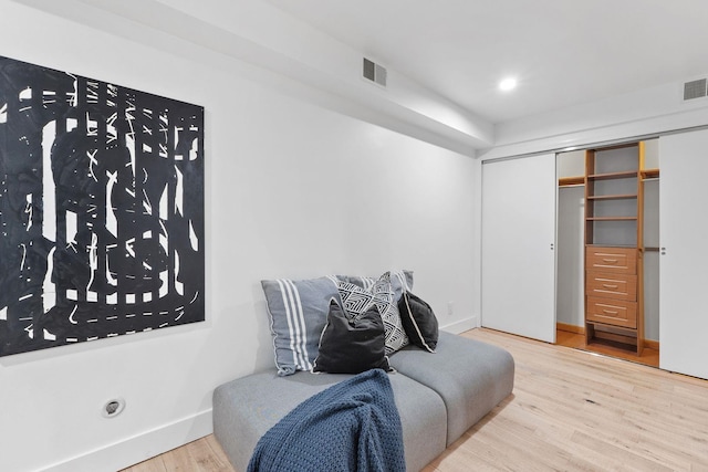 living area featuring visible vents, baseboards, recessed lighting, and wood finished floors