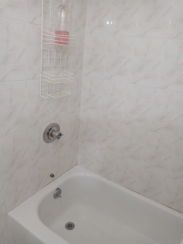 bathroom featuring tiled shower