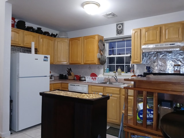 kitchen featuring sink, tasteful backsplash, light tile patterned floors, white appliances, and a center island