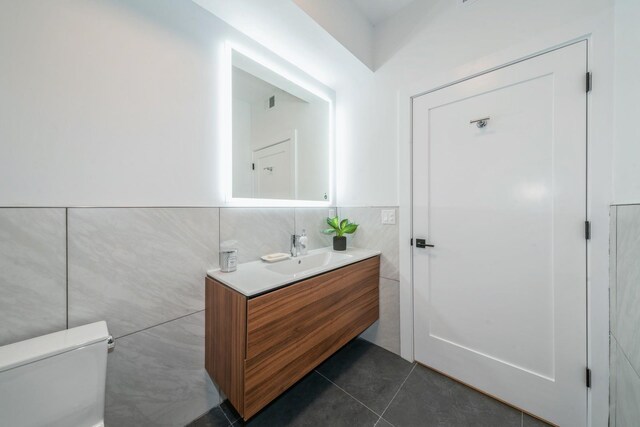 bedroom with baseboards and visible vents