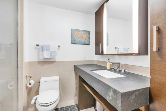 601 Observer Hwy Unit 204, Hoboken, NJ 07030 - full bath with tile walls, toilet, vanity, and wainscoting