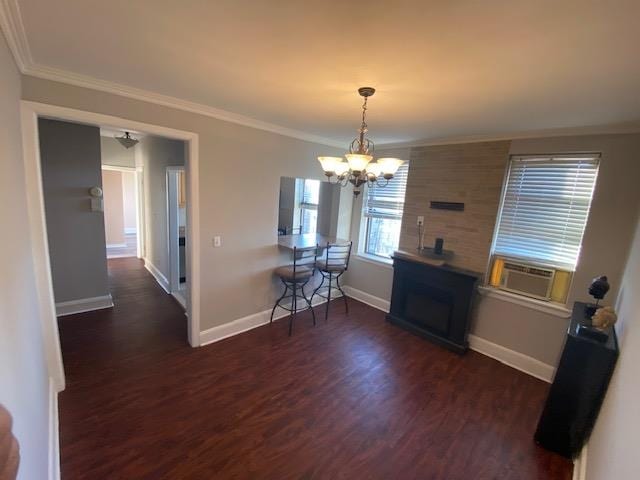 dining space featuring dark hardwood / wood-style flooring, a notable chandelier, cooling unit, and crown molding