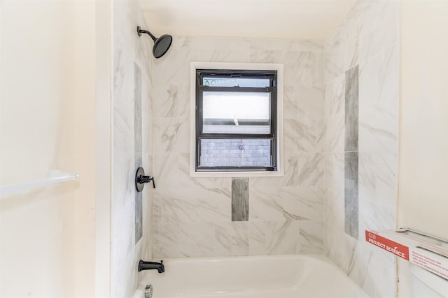 bathroom with tiled shower / bath