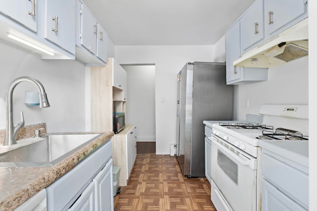 kitchen with stainless steel appliances, under cabinet range hood, a sink, light countertops, and white cabinets