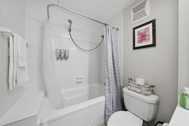 full bath with toilet, shower / bathtub combination with curtain, and a wall unit AC