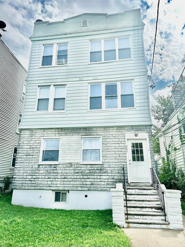 view of front of home featuring a front lawn