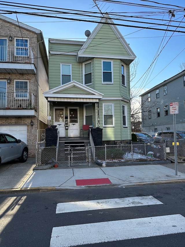 townhome / multi-family property featuring covered porch