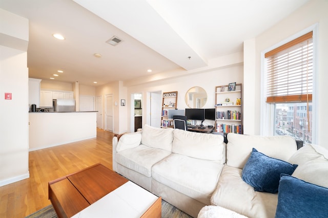 living area featuring visible vents, recessed lighting, light wood-style flooring, and baseboards