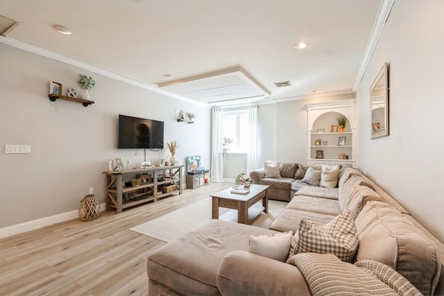 living room featuring visible vents, recessed lighting, light wood-style floors, crown molding, and baseboards