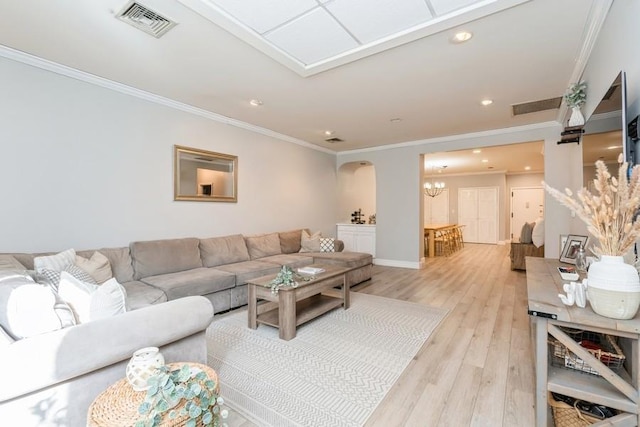 living room featuring visible vents, a notable chandelier, recessed lighting, crown molding, and light wood finished floors