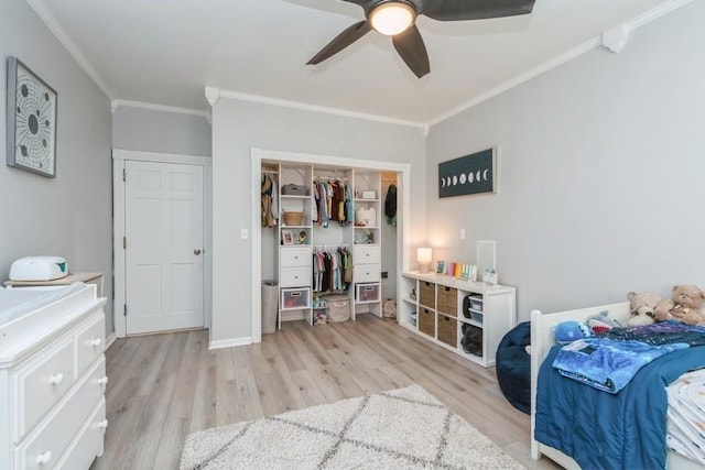 bedroom with wood finished floors, baseboards, ceiling fan, ornamental molding, and a closet